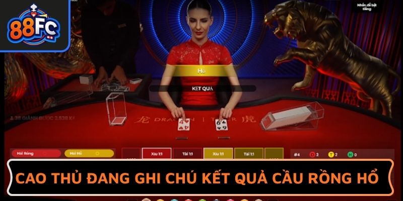 Cao thủ đang ghi chú kết quả cầu Rồng Hổ